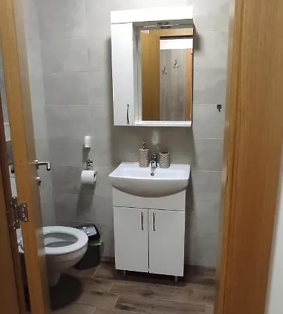 Lane Apartment *