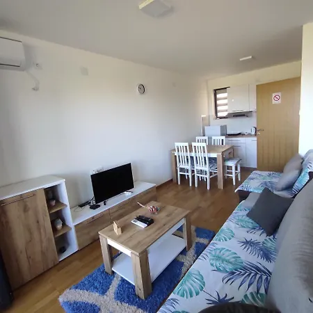 Lane Apartment *